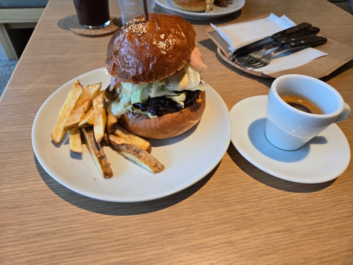 学校カフェでハンバーガー